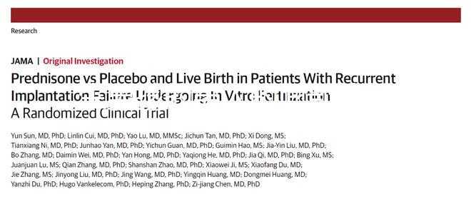 生男孩的男人的面部特征,這些特征表明是兒子